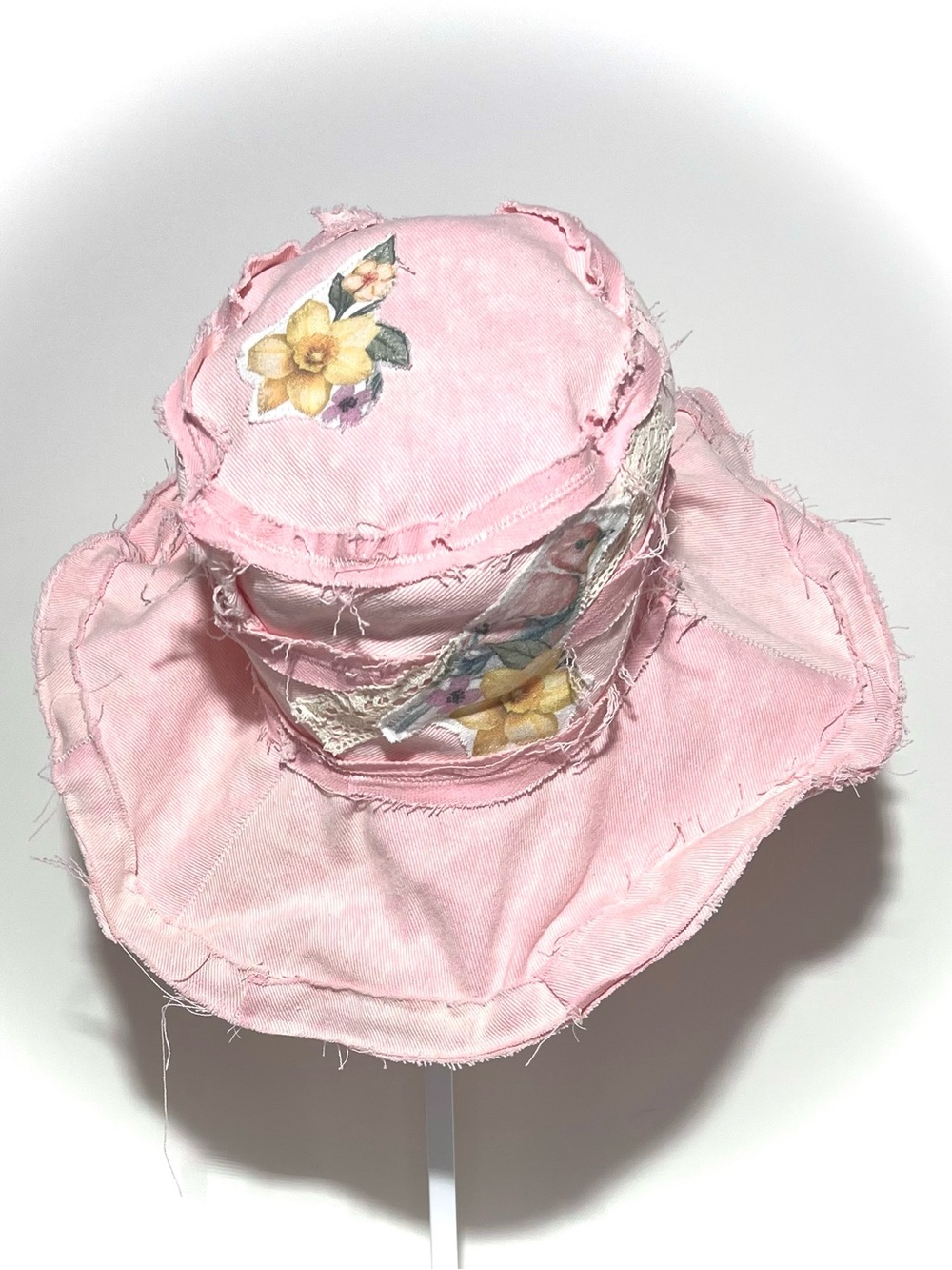 🌸 Handmade | Distressed Pink Floral Bucket Hat with Bird Patch Detail | size M - Picture 3 of 6